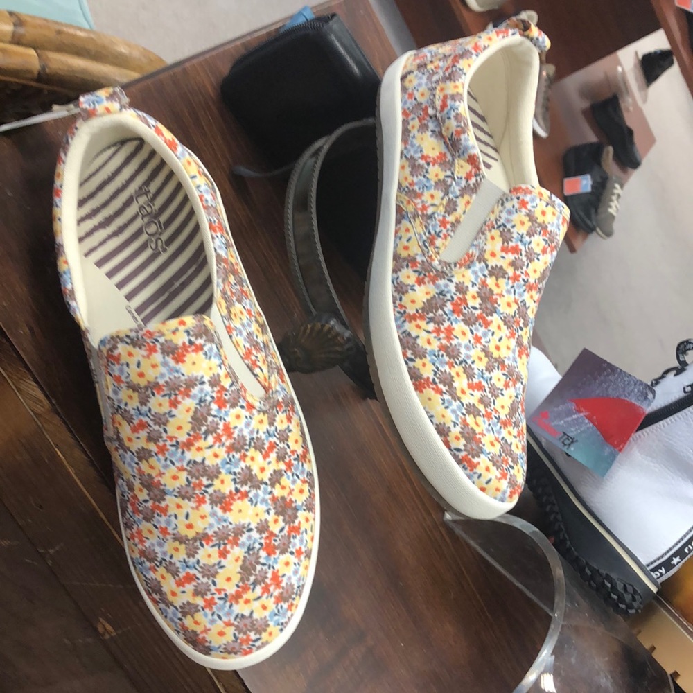 Taos adorable canvas slip on in tiny floral print! Fabulous arch support
